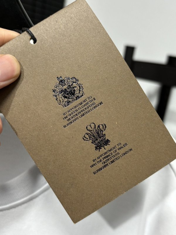 버버리 라운드넥 자수 반팔 티셔츠 001-214795
