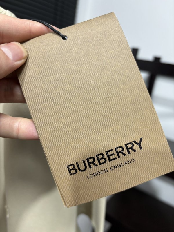 버버리 라운드넥 자수 반팔 티셔츠 001-214796