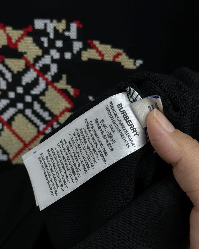 버버리 로고 자수 라운드넥 스웨트셔츠 001-214826