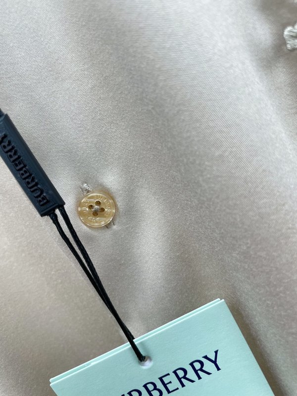 버버리 심플 엠블럼 자수 긴팔 셔츠 001-214994