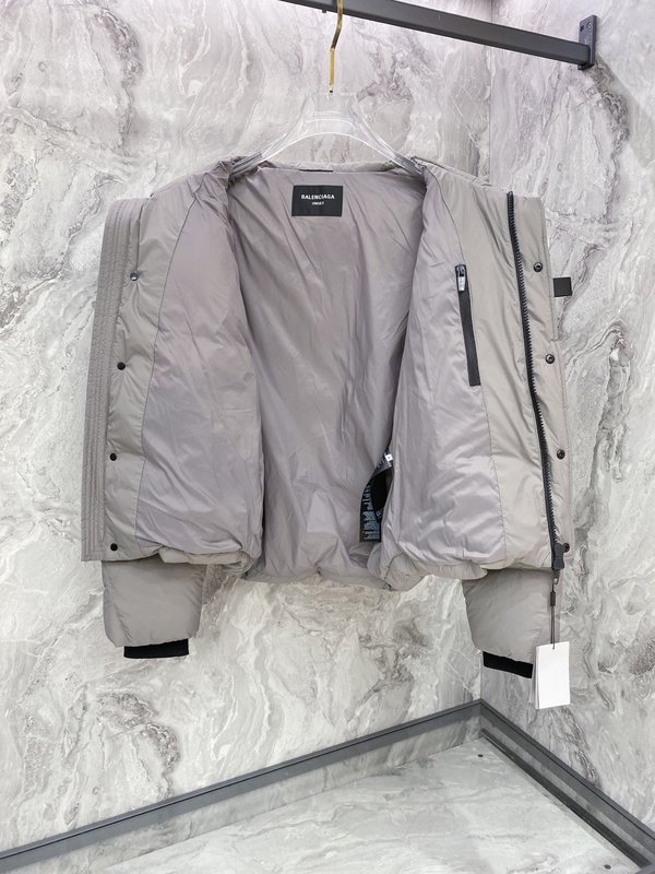 발렌시아가 하이데크 매트 후드 다운 자켓 001-215250