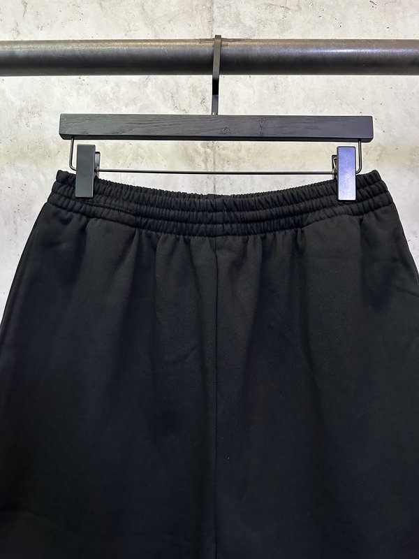 발렌시아가 입체 자수 캐주얼 반바지 001-215350