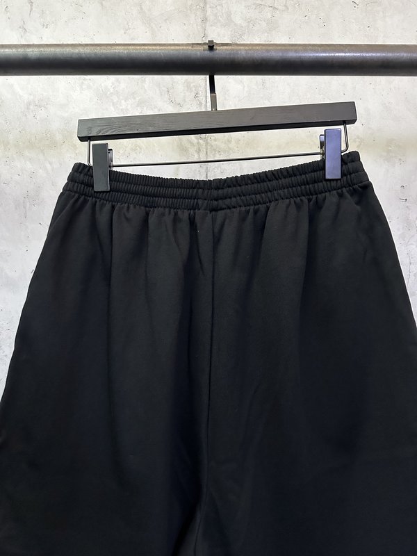 발렌시아가 입체 자수 캐주얼 반바지 001-215350