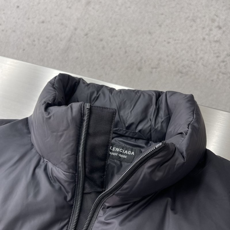 발렌시아가 자수 로고 하이넥 패딩 001-215440