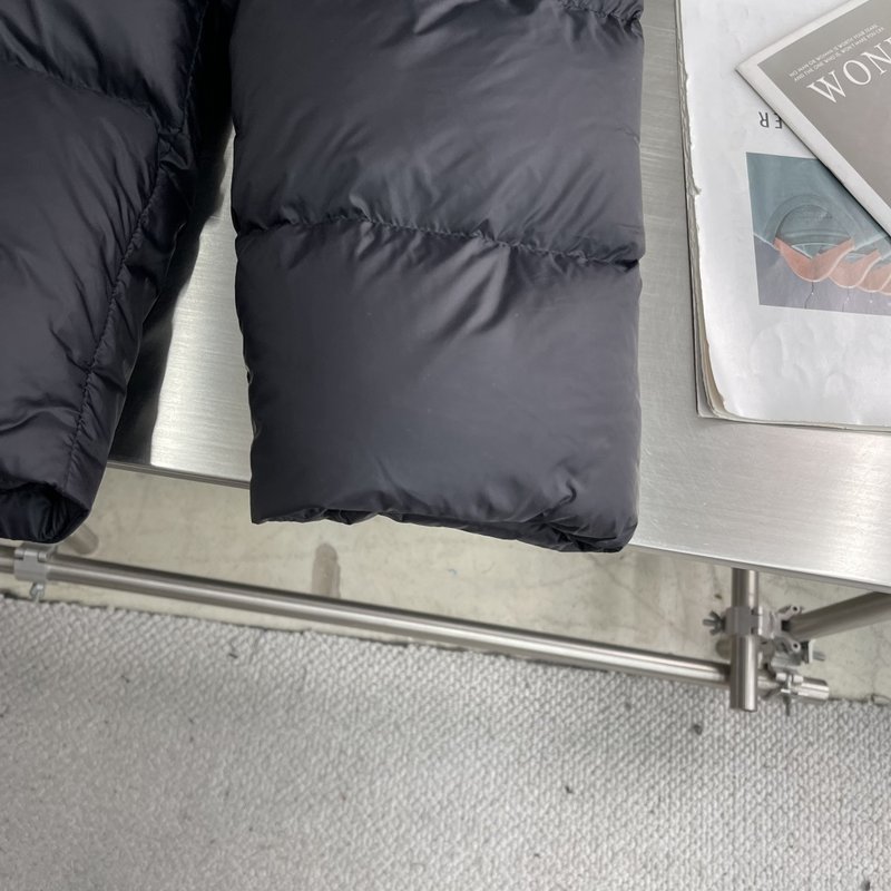 발렌시아가 자수 로고 하이넥 패딩 001-215440
