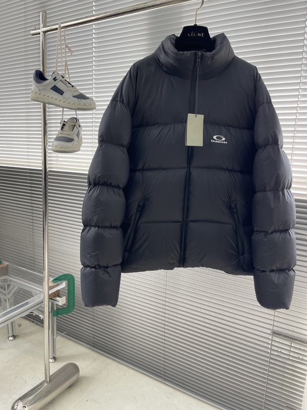 발렌시아가 자수 로고 하이넥 패딩 001-215440