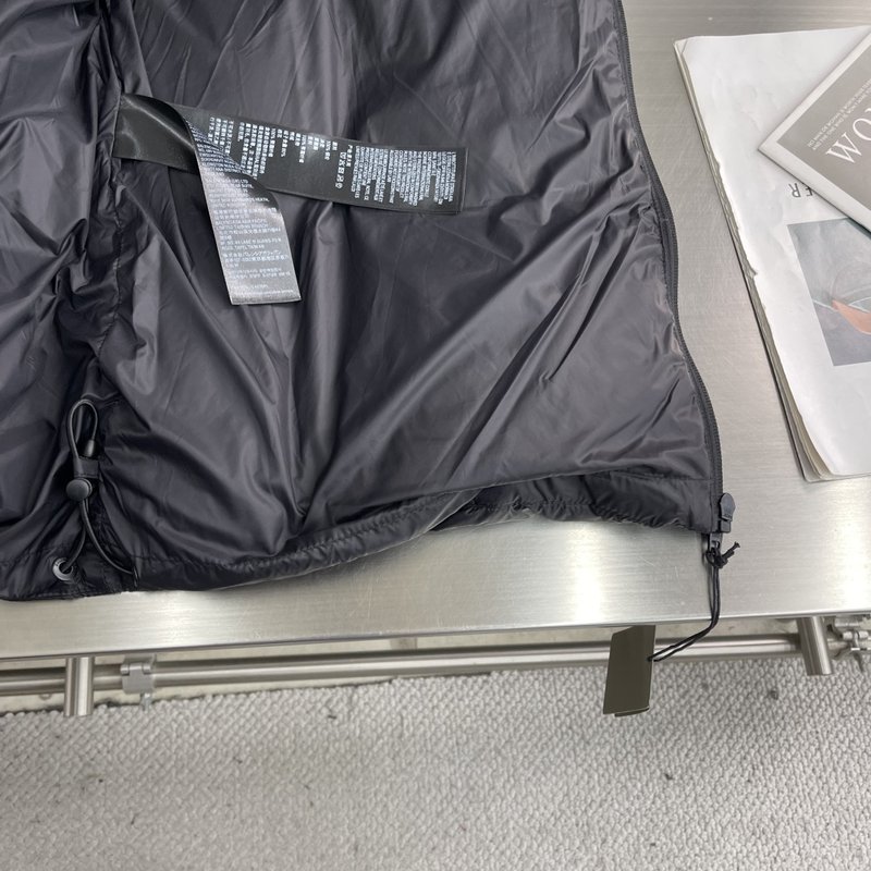 발렌시아가 자수 로고 하이넥 패딩 001-215440