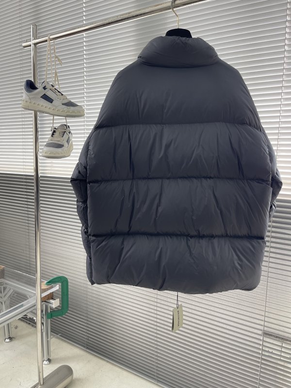발렌시아가 자수 로고 하이넥 패딩 001-215440