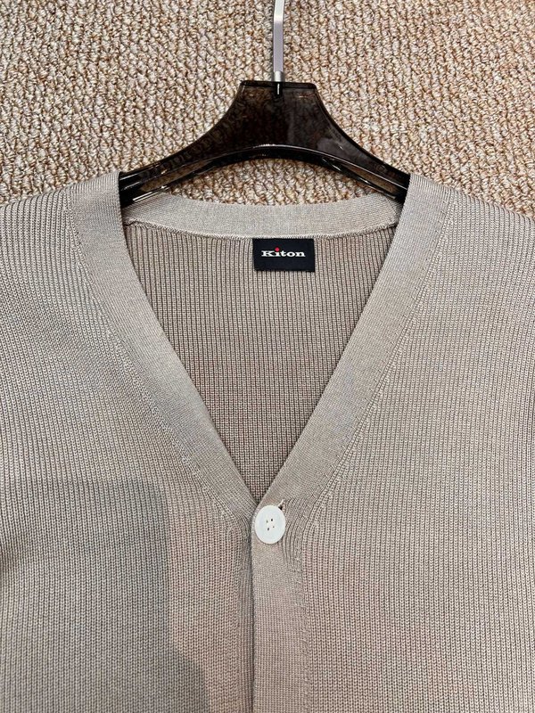 Kiton 남성 코튼 리오셀 블렌드 V 넥 니트 가디건 001-216106