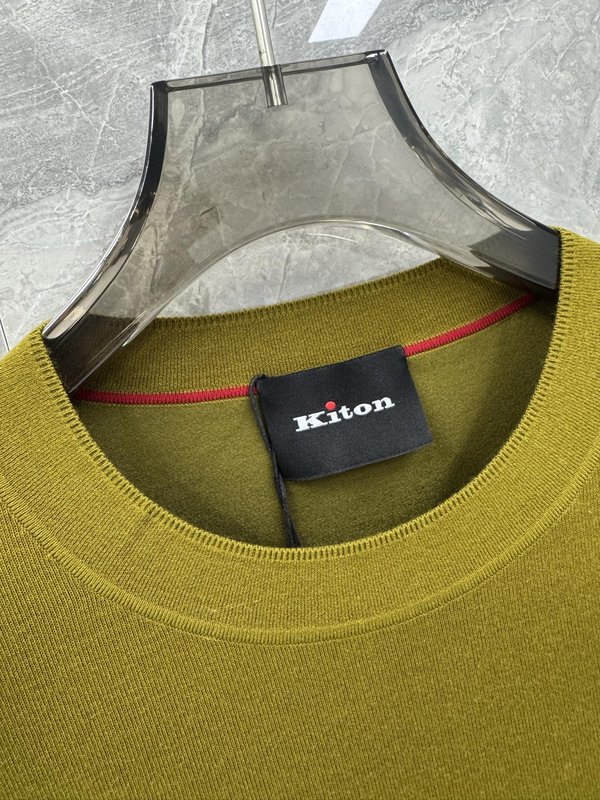 Kiton 남성 프리미엄 미니멀 로고 니트 긴팔 001-216173