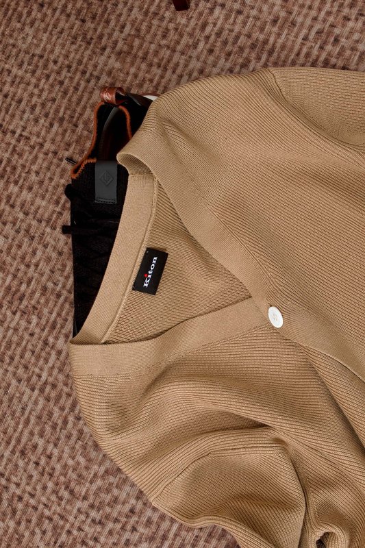 Kiton 남성 V 넥 코튼 카디건 니트 001-216306