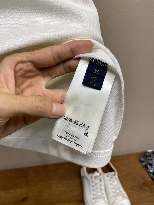 루이비통 남성 체스트 퀼팅 포켓 라운드넥 반팔 티셔츠 001-216398