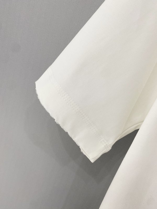 루이비통 중후면 코튼 마찰공법 반팔 티셔츠 001-216696
