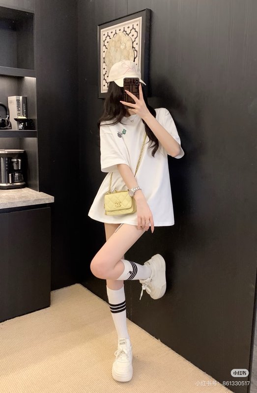 루이비통 크리에이티브 자수 라운드넥 반팔 티셔츠 001-216707