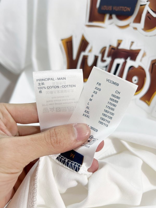 루이비통 스펠링 로고 엠보 라운드 티셔츠 001-216760