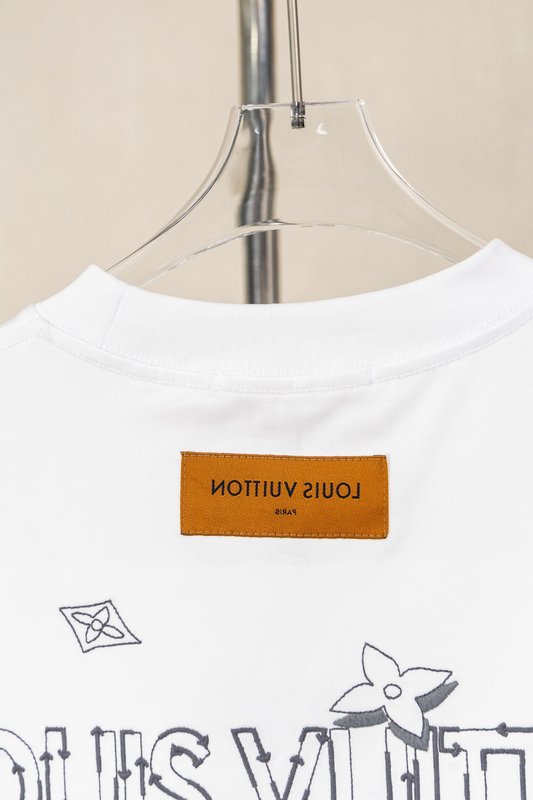 루이비통 자수 로고 라운드넥 반팔 티셔츠 001-216764