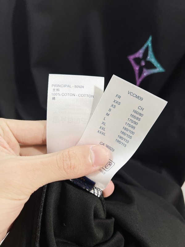 루이비통 그라데이션 골드 로고 라운드넥 반팔 티셔츠 001-216769