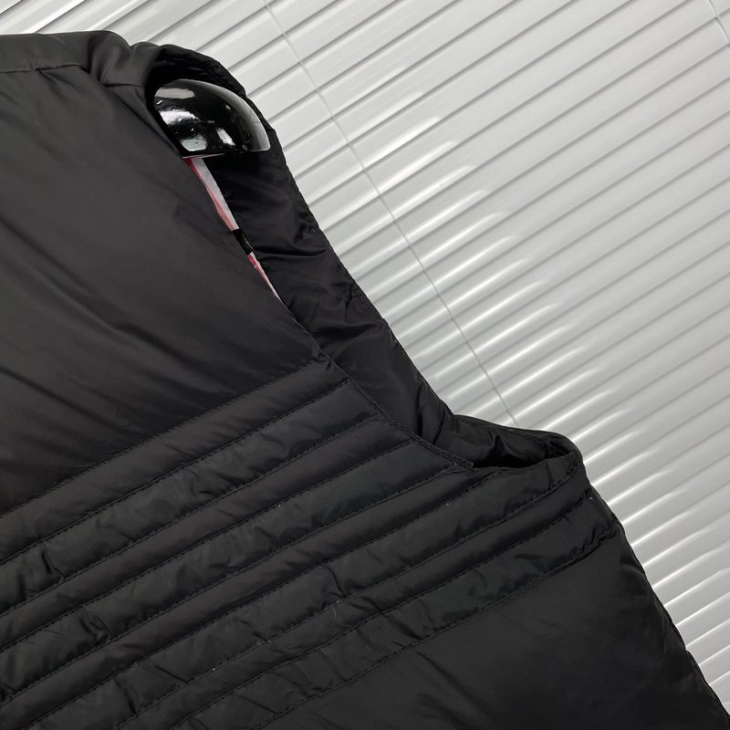 톰브라운 암포바 블랙 다운 베스트 001-217450