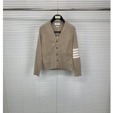 톰브라운 25SS 순모 V 넥 숏 카디건 스웨터 001-217559