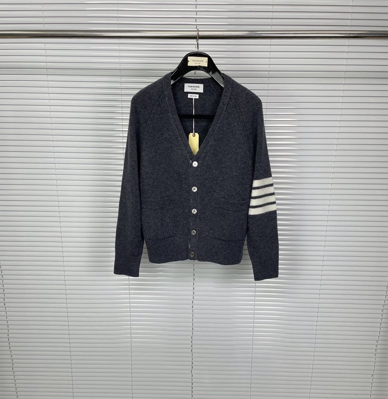 톰브라운 순모 V 넥 라글란 숏 기장 카디건 001-217560