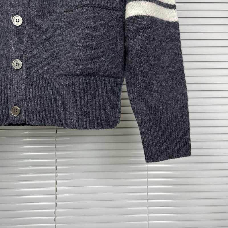 톰브라운 순모 V 넥 라글란 숏 기장 카디건 001-217560
