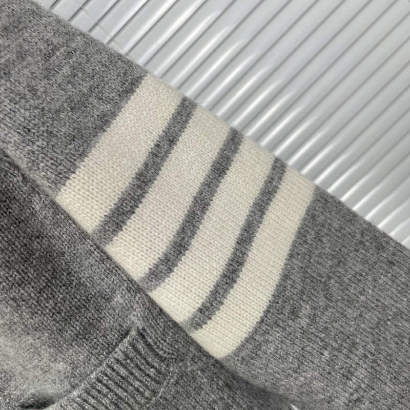 톰브라운 25SS 순모 V 넥 숏 카디건 001-217563