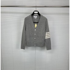 톰브라운 25SS 순모 V 넥 숏 카디건 001-217563