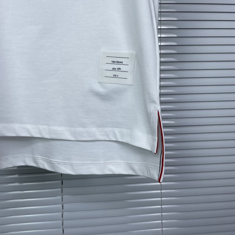 톰브라운 뱀 자수 라운드 넥 티셔츠 001-217622