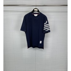 톰브라운 좌측 소매 라운드 넥 반팔 티셔츠 001-217623