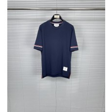 톰브라운 양쪽 소매 스트라이프 라운드 넥 반팔 티셔츠 001-217640