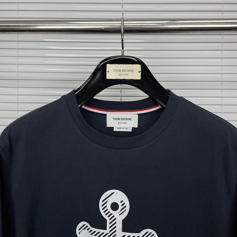 톰브라운 앵커 프린트 순면 라운드 티셔츠 001-217657