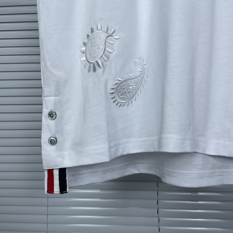 톰브라운 페이즐리 자수 칼라 반팔 티셔츠 001-217728