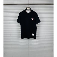 톰브라운 슬레지독 자수 순면 라운드넥 반팔 티셔츠 001-217773