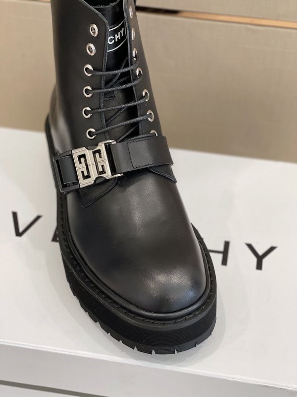 Givenchy GVC 라운드 토 레이스업 부츠 001-218923