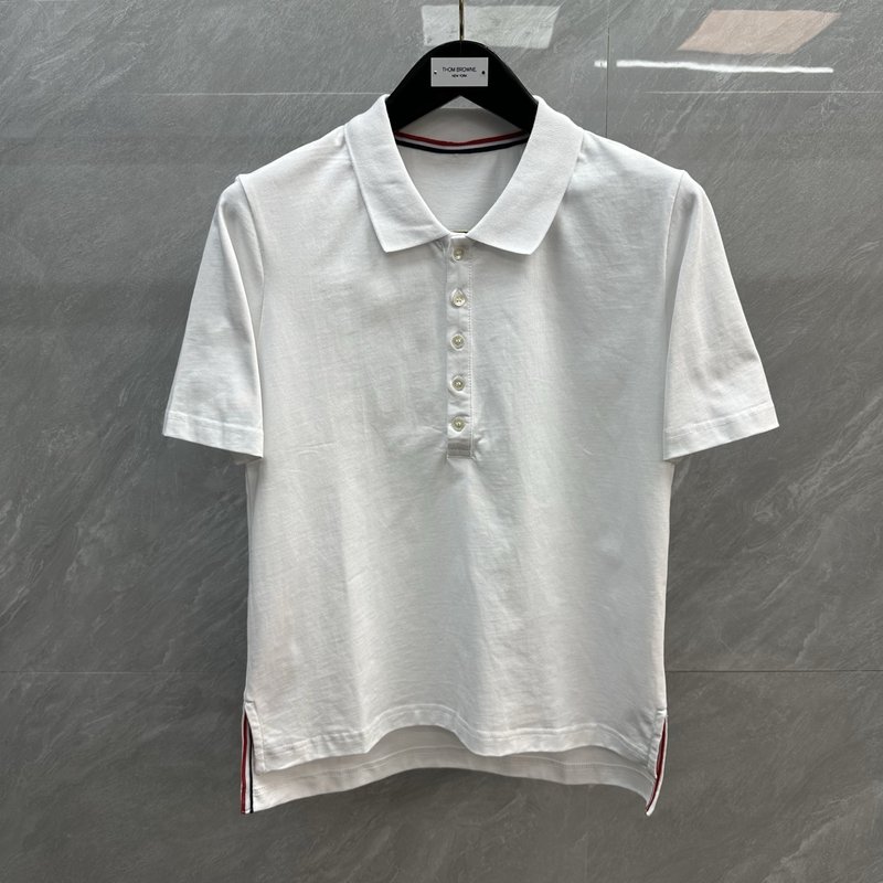 톰브라운 백면 스트라이프 포인트 칼라 반팔 티셔츠 001-219439