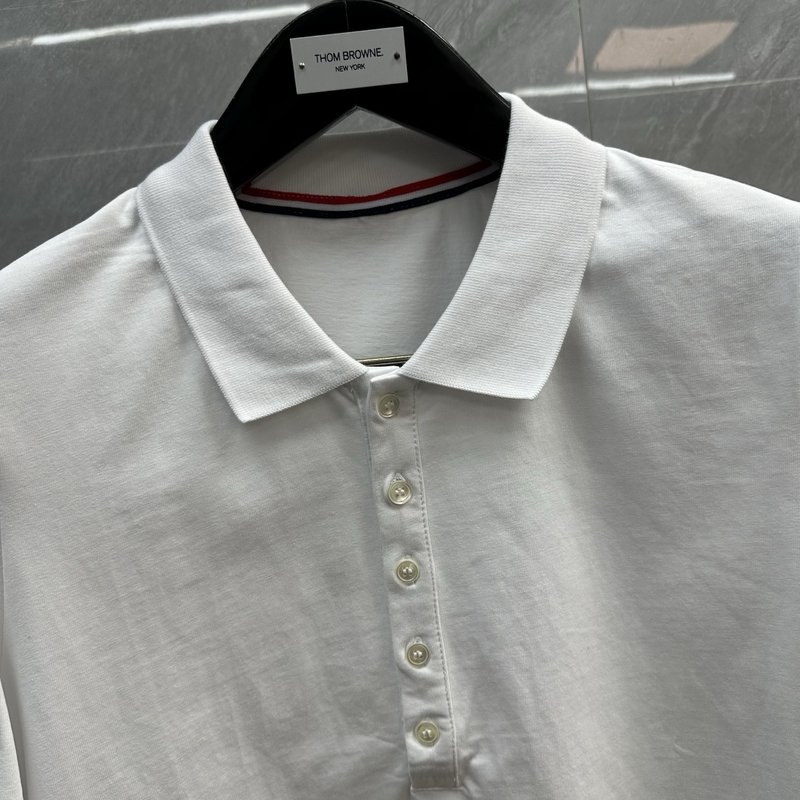 톰브라운 백면 스트라이프 포인트 칼라 반팔 티셔츠 001-219439