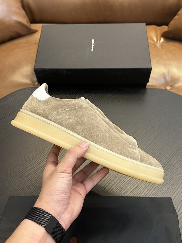 Kiton 남성 스웨이드 스니커즈 001-221711