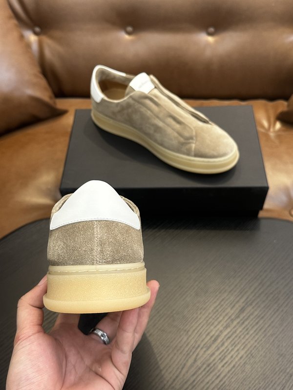 Kiton 남성 스웨이드 스니커즈 001-221711