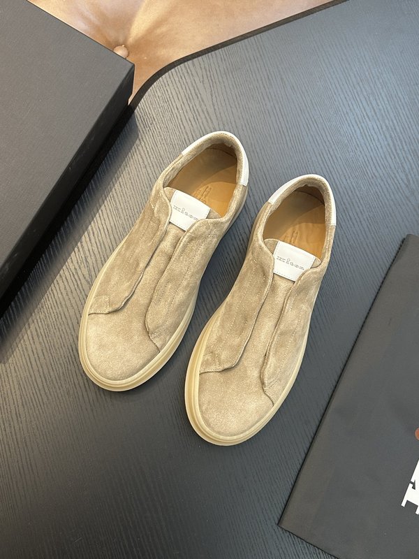Kiton 남성 스웨이드 스니커즈 001-221711