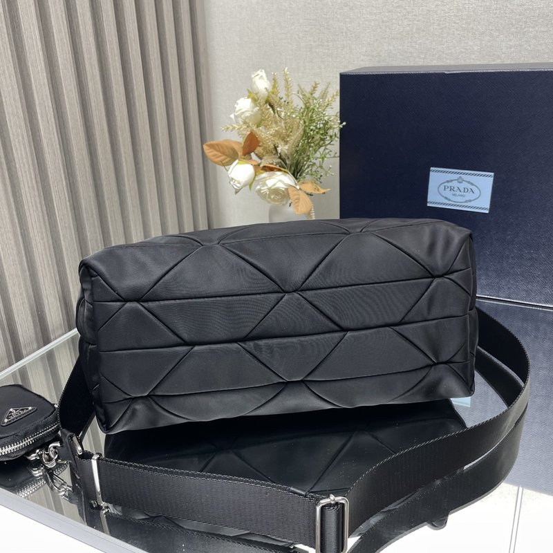 프라다 퀼팅 나일론 토트백 001-221798