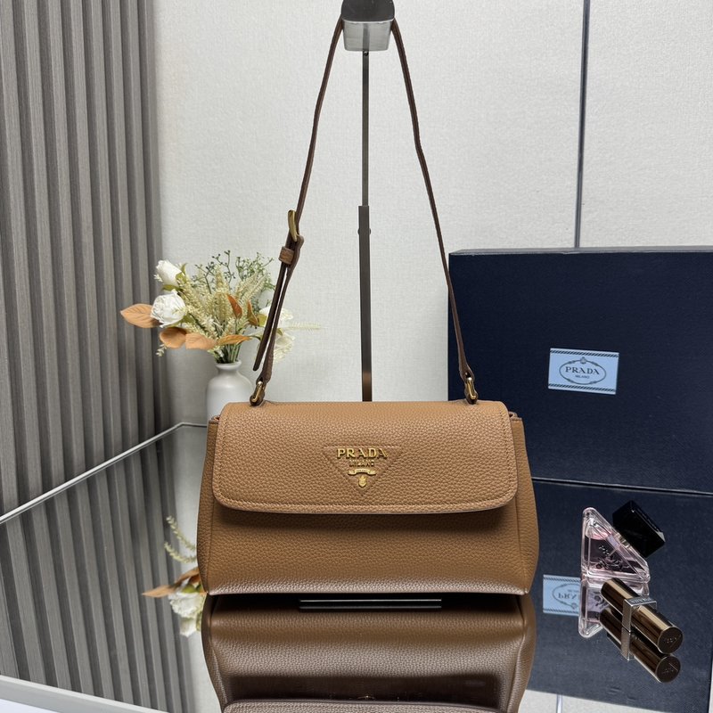 프라다 그레인 레더 숄더백 001-222037