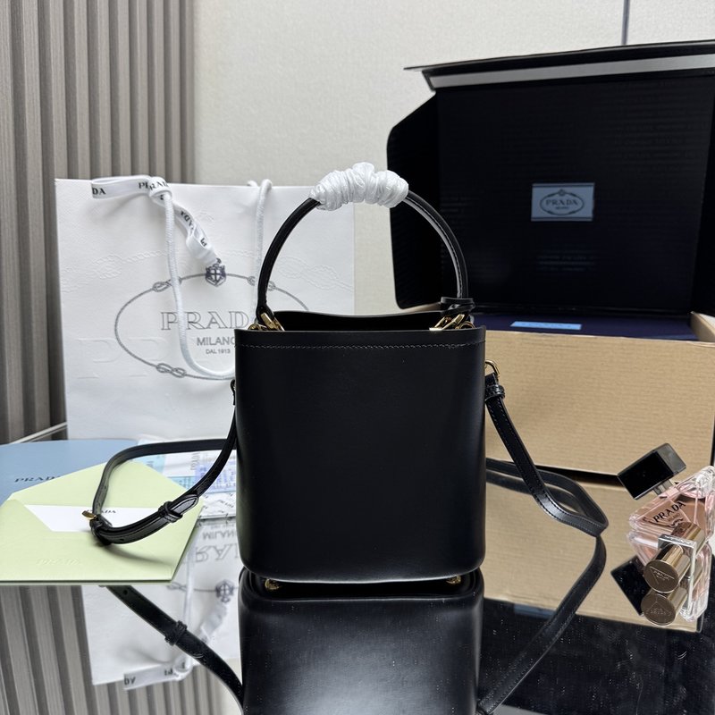 프라다 블랙 평직 소가죽 버킷백 001-222323