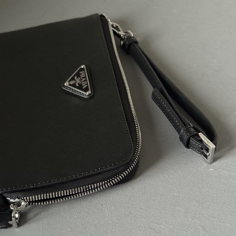 프라다 사피아노 가죽 지퍼 클러치백 001-222399