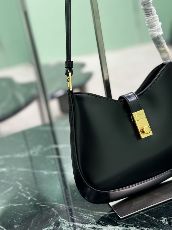 체오 광택 소가죽 언더암백 001-222426