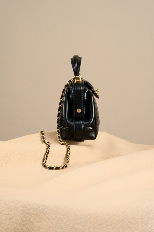 샤넬 24A 블랙 오일드 램스킨 닥터백 001-222707