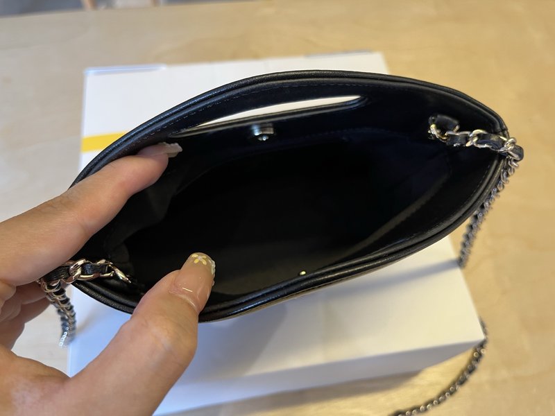 샤넬 클래식 퀼팅 오일드 레더 미니 백 001-222938
