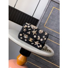 샤넬 가을겨울 한정판 비즈 자수 엠블럼 백 001-222973