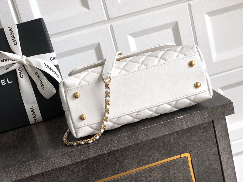 샤넬 밀크 화이트 컷아웃 핸드백 001-223056