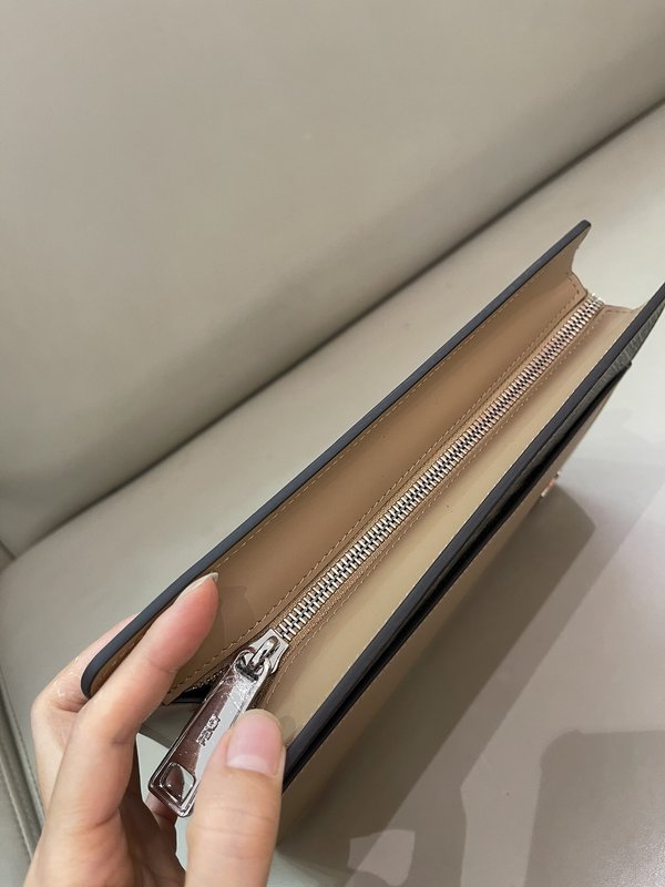 펜디 클래식 모노그램 로마 패턴 가죽 핸드백 001-223423
