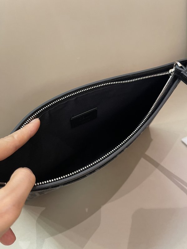 펜디 모노그램 소가죽 클러치백 001-223429